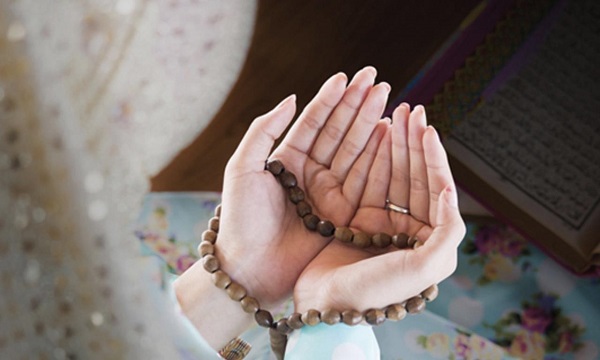 Âdetli veya lohusa bir kadın Kur'an-ı Kerim'e dokunabilir mi?