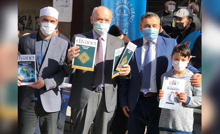 Gaziosmanpaşa'da Diyanet dergileri vatandaşlara tanıtıldı