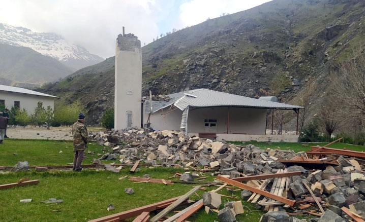 Şiddetli fırtınada cami ve minaresi zarar gördü