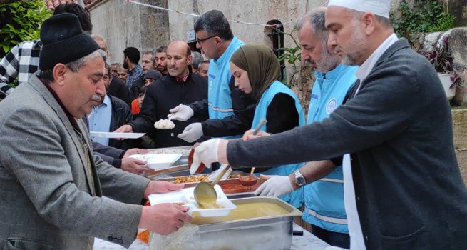 Adanalılar tarihi Ramazanoğlu Medresesi'nde oruçlarını açıyor