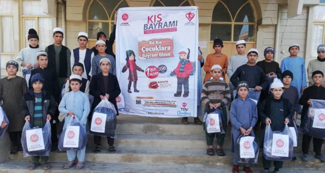 Afgan çocuklar "Kış Bayramı" ile ısındı
