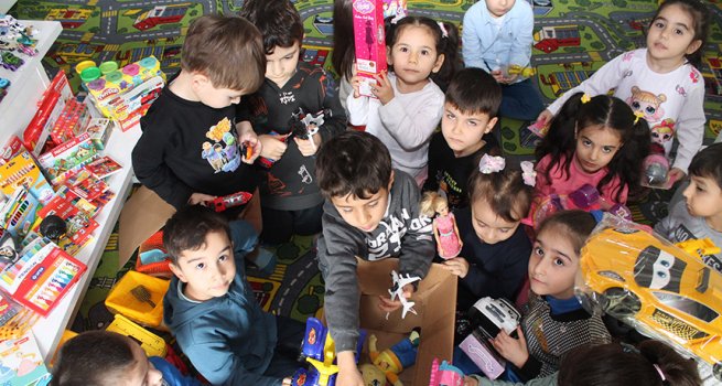 Amasyalı minikler oyuncaklarını depremzede kardeşleriyle paylaştı