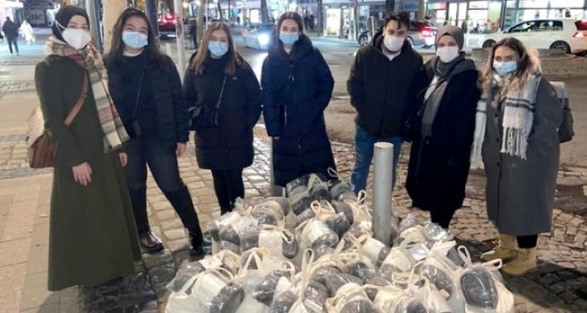 Cami derneklerinin gönüllü gençlerinden evsizlere kış yardım paketi 