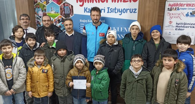 Cami gölgesinde yetişen çocuklardan depremzedelere yardım