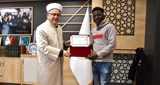 Fildişi Sahili vatandaşı üniversite öğrencisi Müslüman oldu