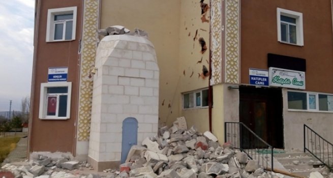 Fırtınada yıkılan minare yeniden inşa ediliyor