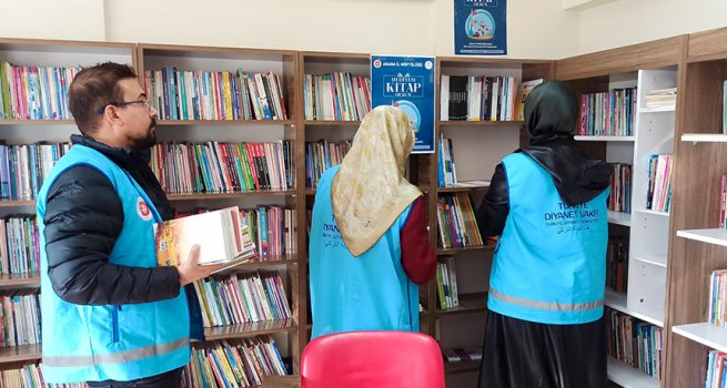 Hediye kitaplar Adana'da dağıtılmaya başlandı