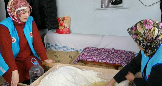 İhsaniye'deki gönüllü kadınlar depremzedeler için ekmek pişiriyor