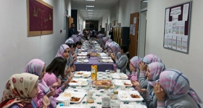 İmam hatip öğrencileri birlikte iftar yaptı
