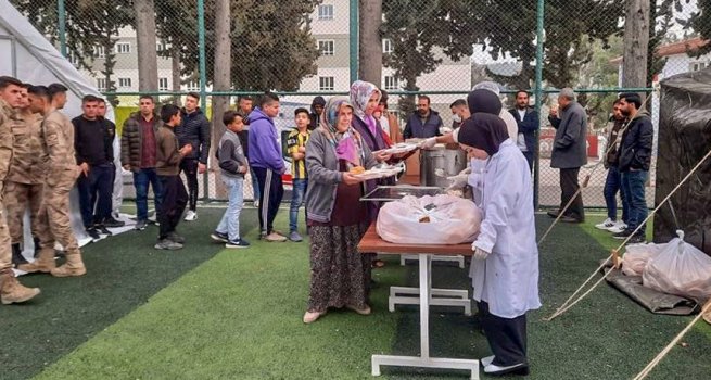 İstanbul Müftülüğü, depremzedeler için iftar sofraları kurdu