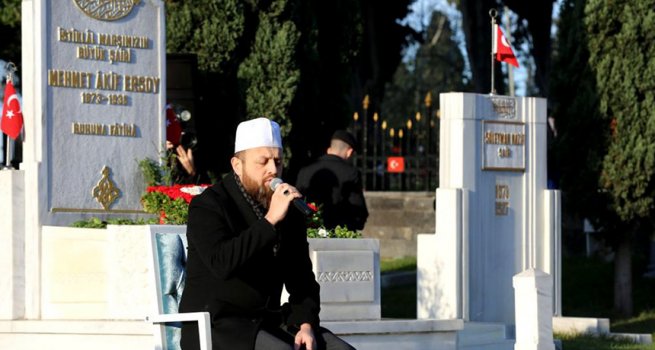 İstiklal Şairi Mehmet Akif Ersoy Kabri Başında Dualarla Anıldı