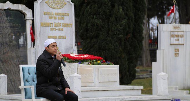 İstiklal şairi Mehmet Akif Ersoy, kabri başında dualarla anıldı