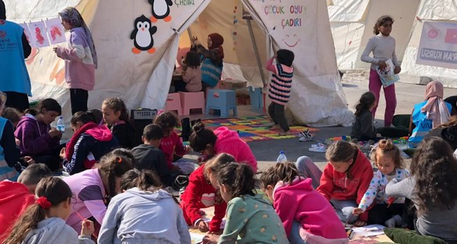 Müftülük, depremzede çocuklar için oyun çadırı kurdu