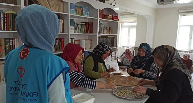 Pınarhisar'da Kur'an kursu öğrencileri depremzedeler için mantı yaptı